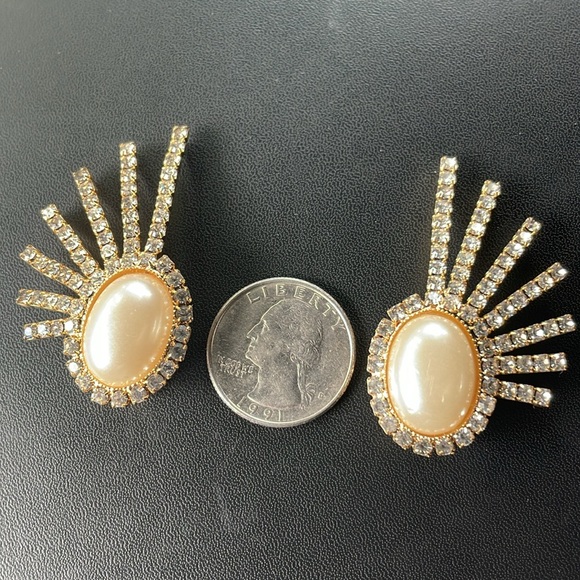 Vintage 80s gold tone clip statement earrings faux pearl - Picture 2 of 7